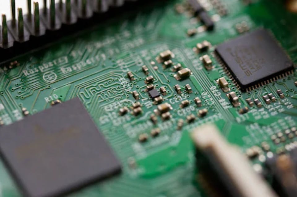 New Russian Mandate Forces Retailers To Sell National Tech Products